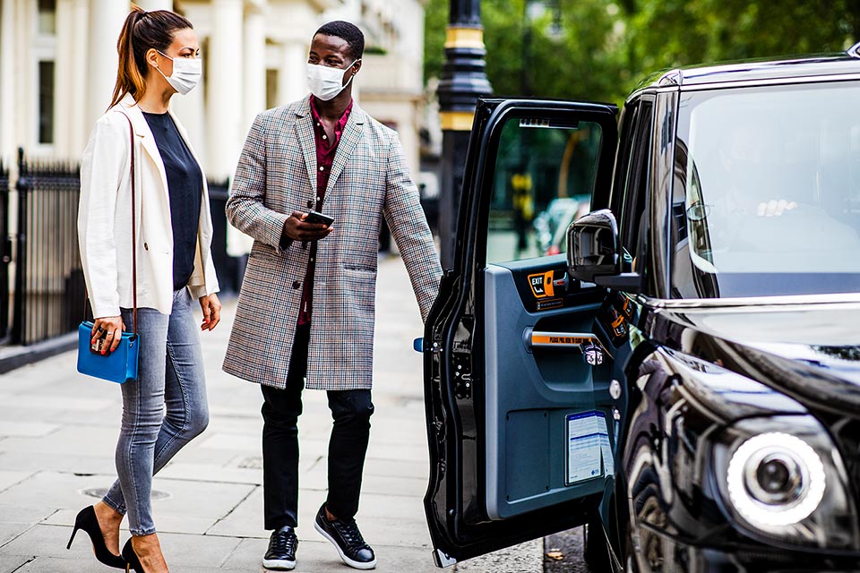 couple-getting-into-london-taxi-by-lifestyle-photographer-richard-boll
