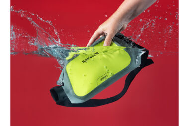 Studio water splash photography of a waterproof waist pack by Richard Boll.